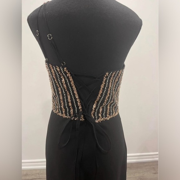 Elegant Black One-Shoulder Evening Dress - Picture 6 of 7